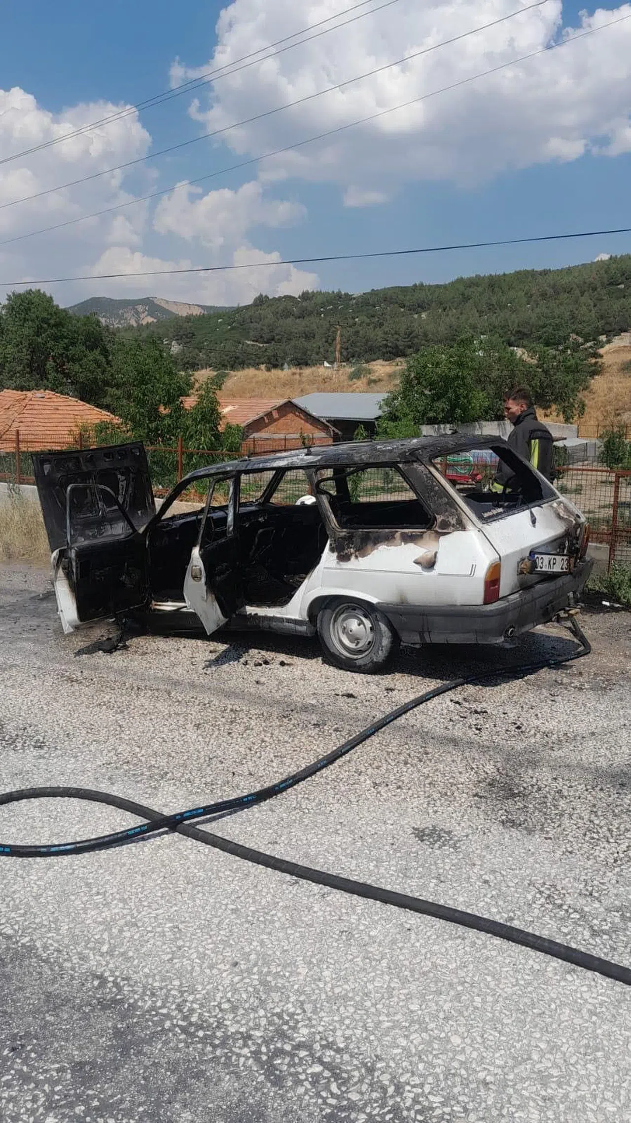 Seyir araç tamamen yanarak kullanılamaz hale geldi.