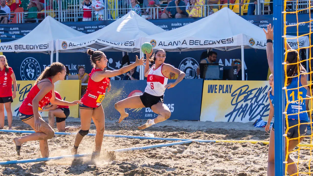 Avrupa Plaj Hentbolu Şampiyonası'nda Heyecan Başladı