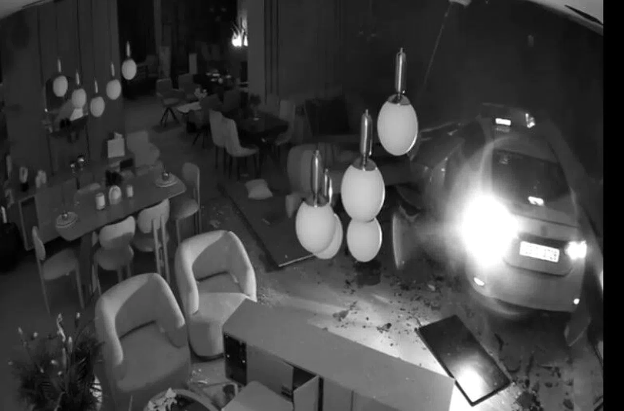 Kontrolden Çıkan Ticari Taksi Mağazaya Daldı