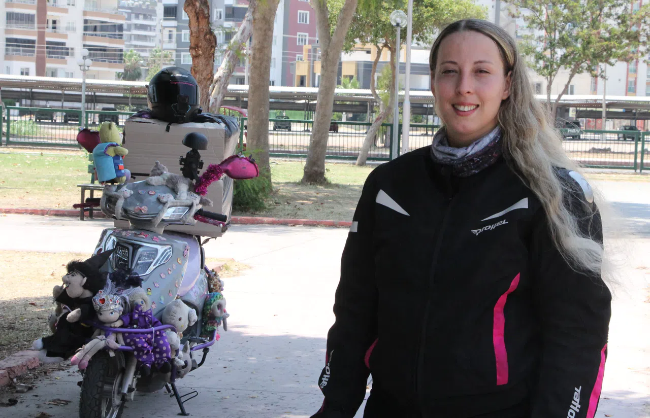 Kadın Kurye, Renkli Motosikletiyle Trafikte İlgi Odağı Oldu