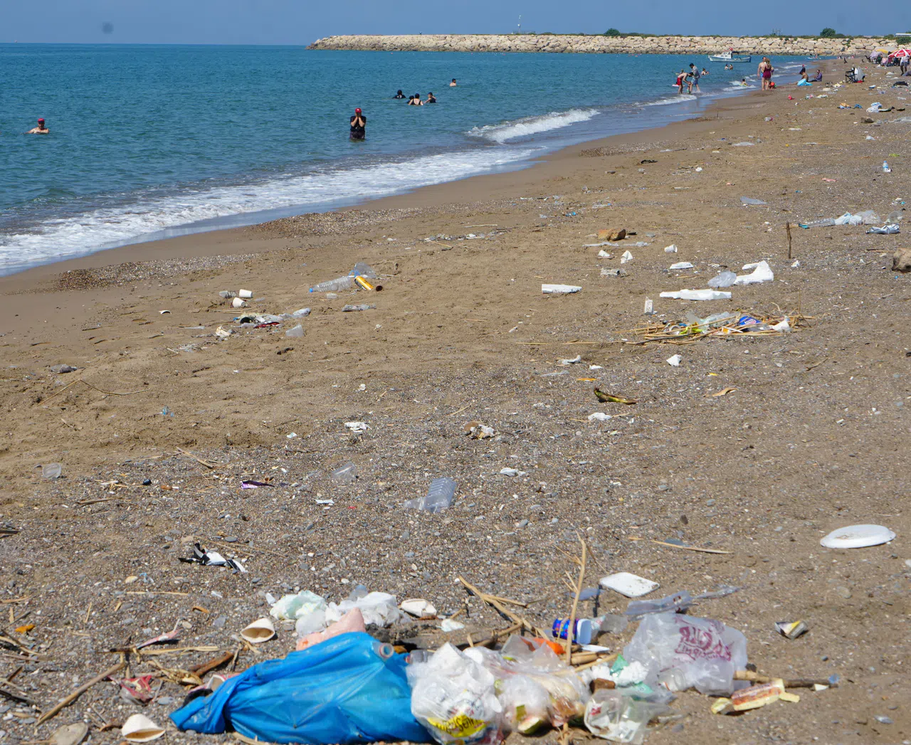 Çardaklardan Arındırılıp Özgürleştirilen Kumköy Sahili Şimdi De Çöplerle Boğuşuyor