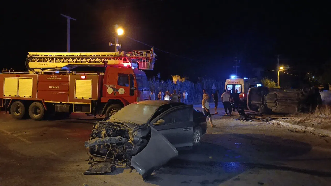 Kavşakta Otomobiller Çarpıştı: 3 Yaralı