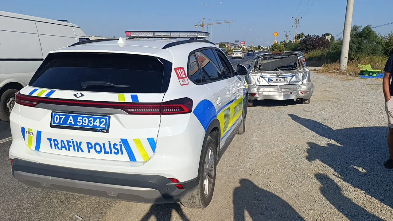 Emniyet Şeridindeki Araca Çarpıp Takla Attı: O Anlar Kamerada