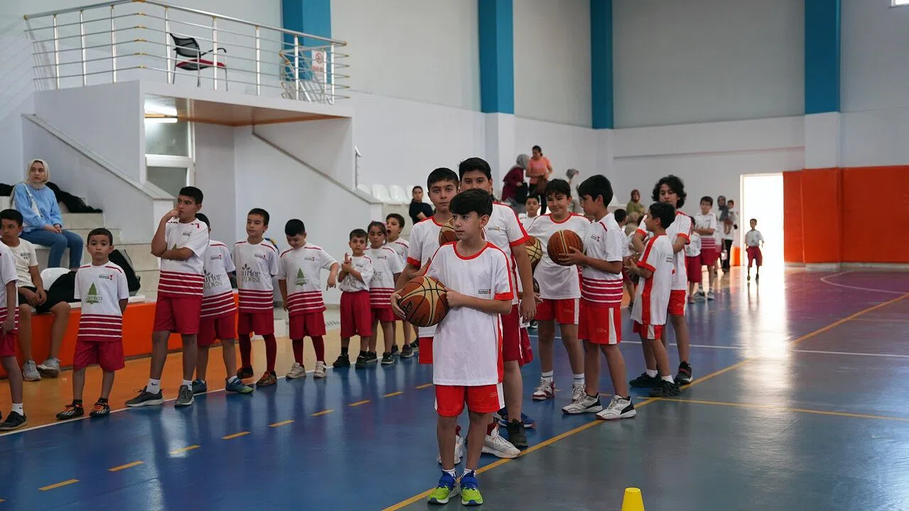 Kahramanmaraş’ta 400 Öğrenciye Ücretsiz Basketbol Eğitimi