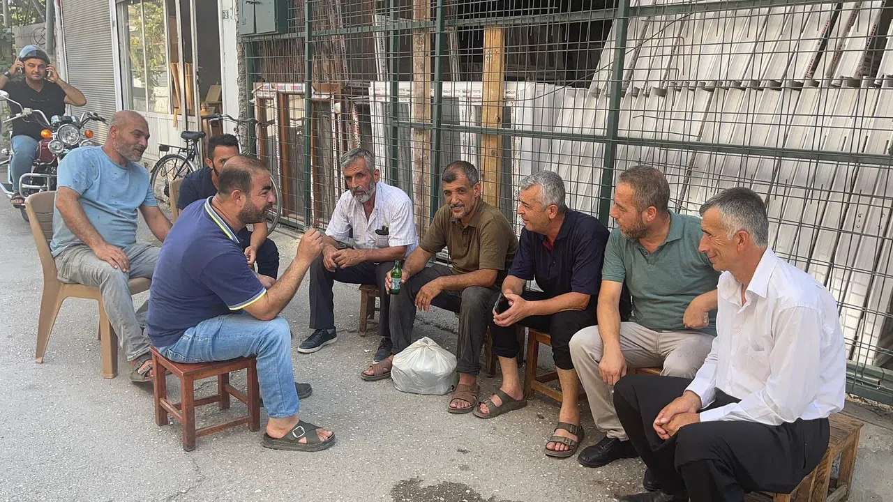 Burada Siyaset Konuşmak Yasak