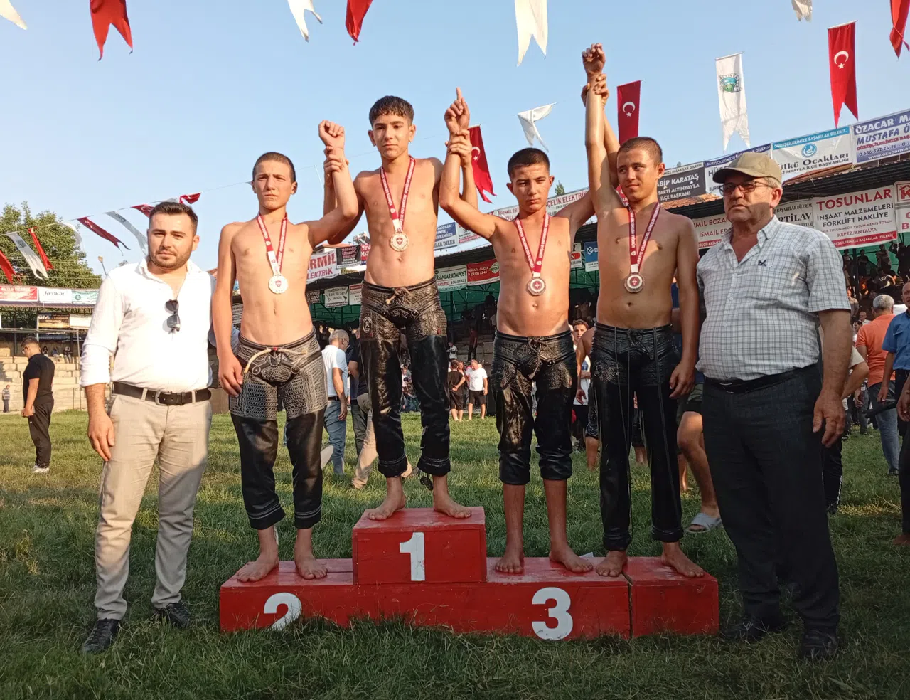 Minik Güreşçilerden Çifte Madalya Sevinci