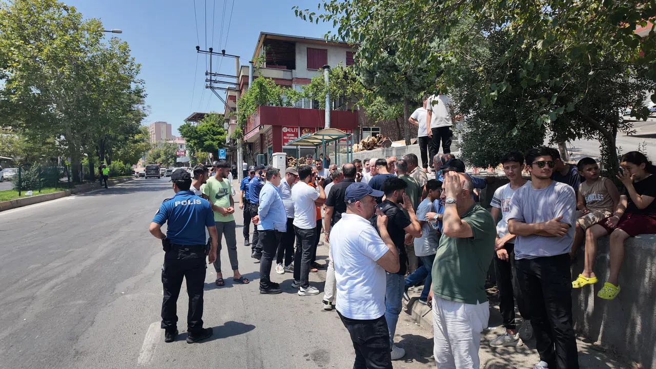 Kahramanmaraş’ta Elektrik İsyanı: Vatandaş Caddeyi Trafiğe Kapattı