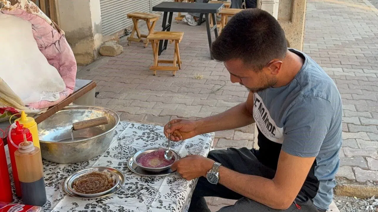 Dağdan Kar Getirip Tatlandırdı, Tabağını 50 TL'den Satmaya Başladı