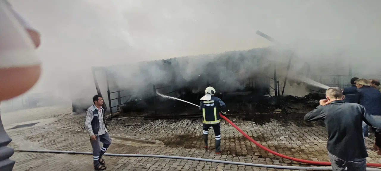 Depoda Çıkan Yangın İtfaiye Ve Köylüler Tarafından Söndürüldü