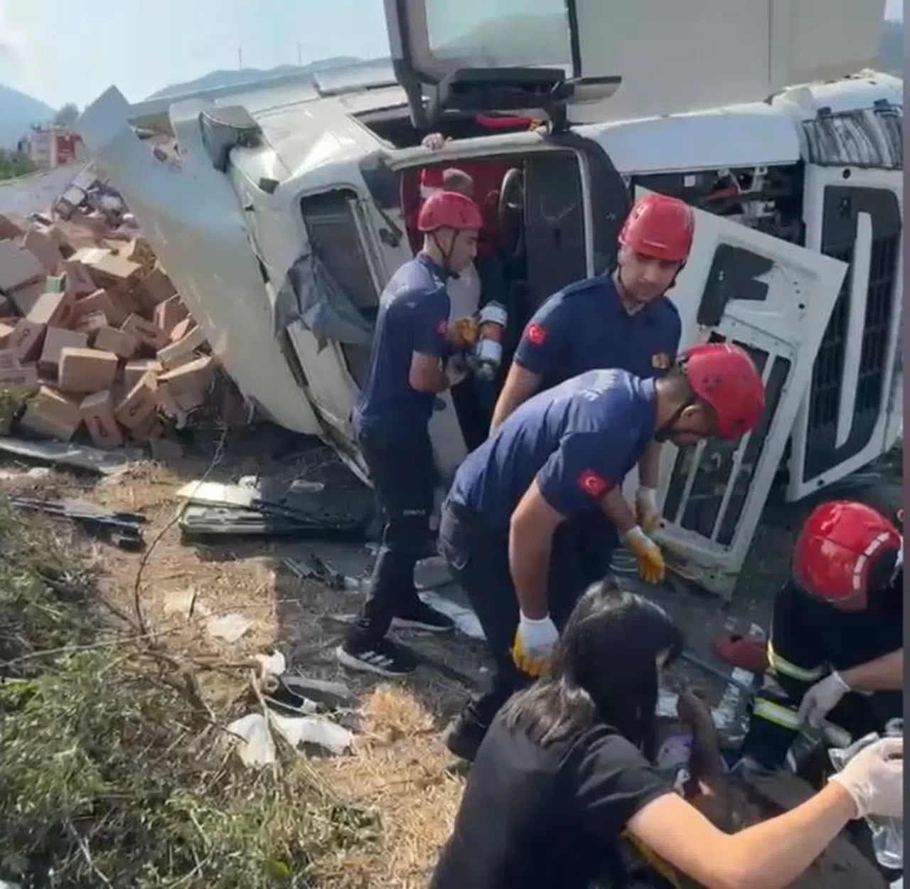 Devrilen Tırın Sürücüsü Yaralandı