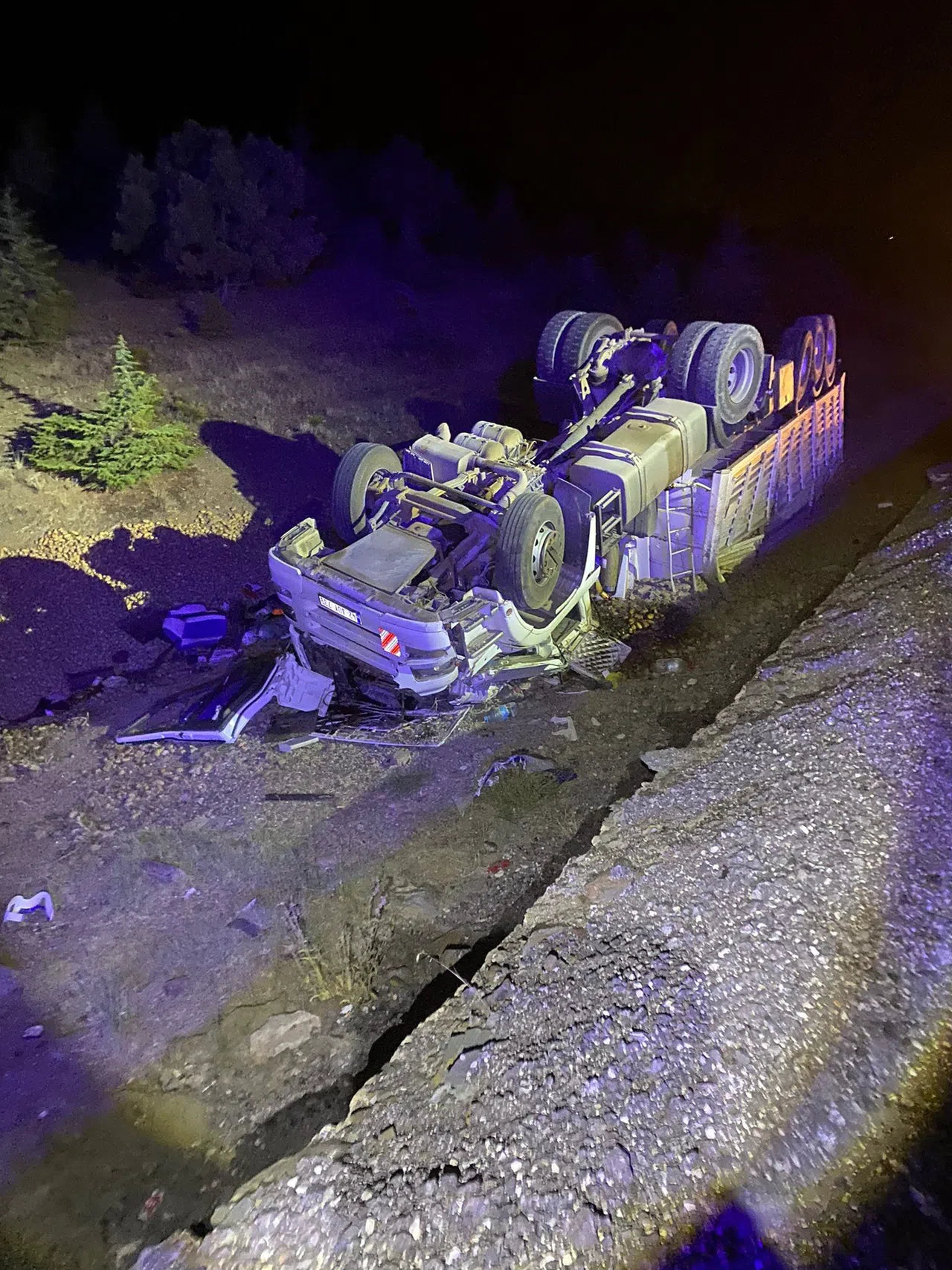 Devrilen Tırın Sürücüsü Yaralandı