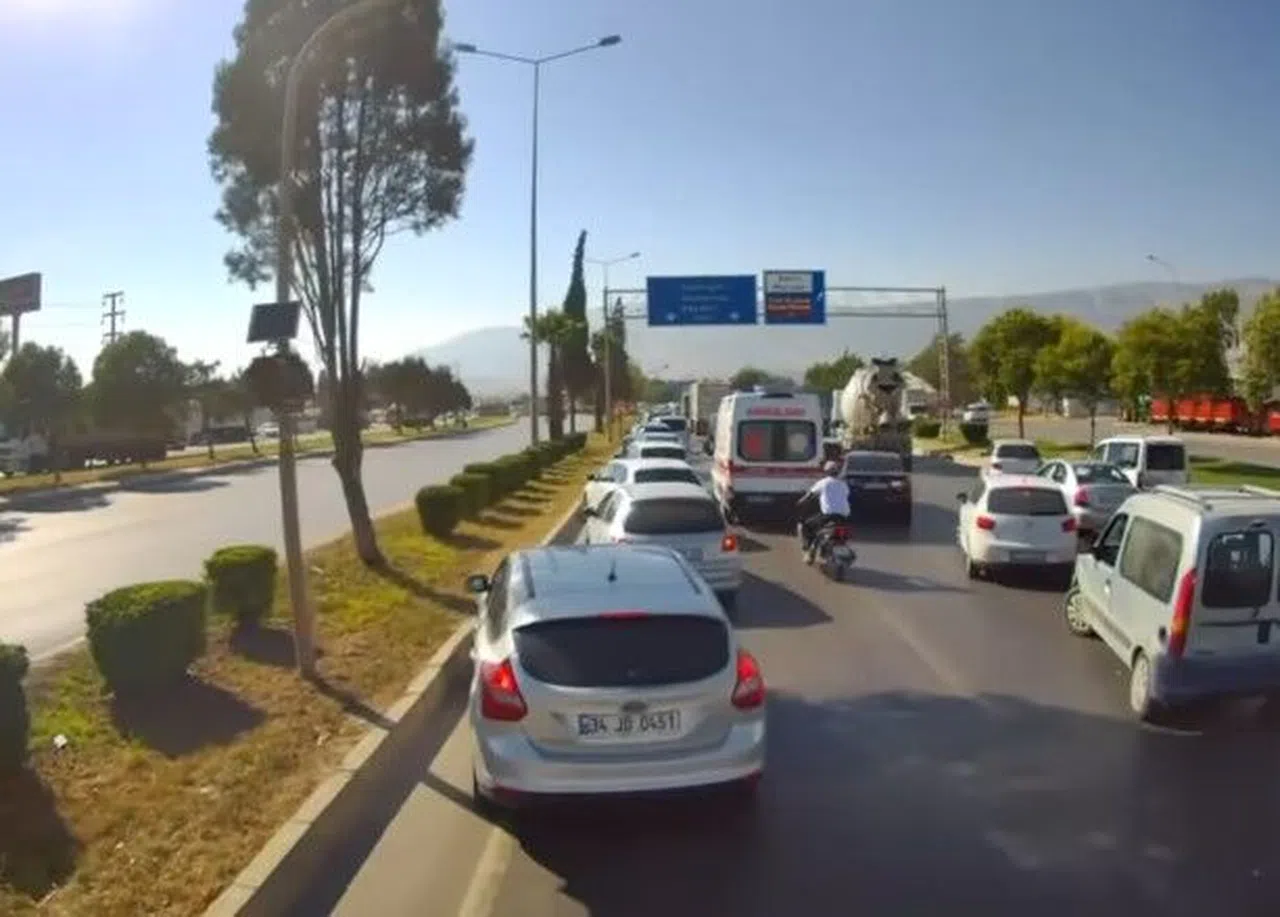Kahramanmaraş’ta Fermuar Sistemiyle Ambulansa Yol Verildi