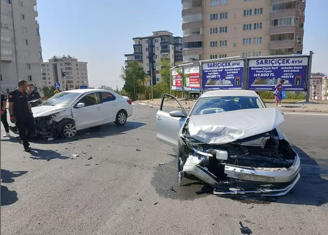 Kahramanmaraş’taTrafik Kazası: İki Araç Kafa Kafaya Çarpıştı