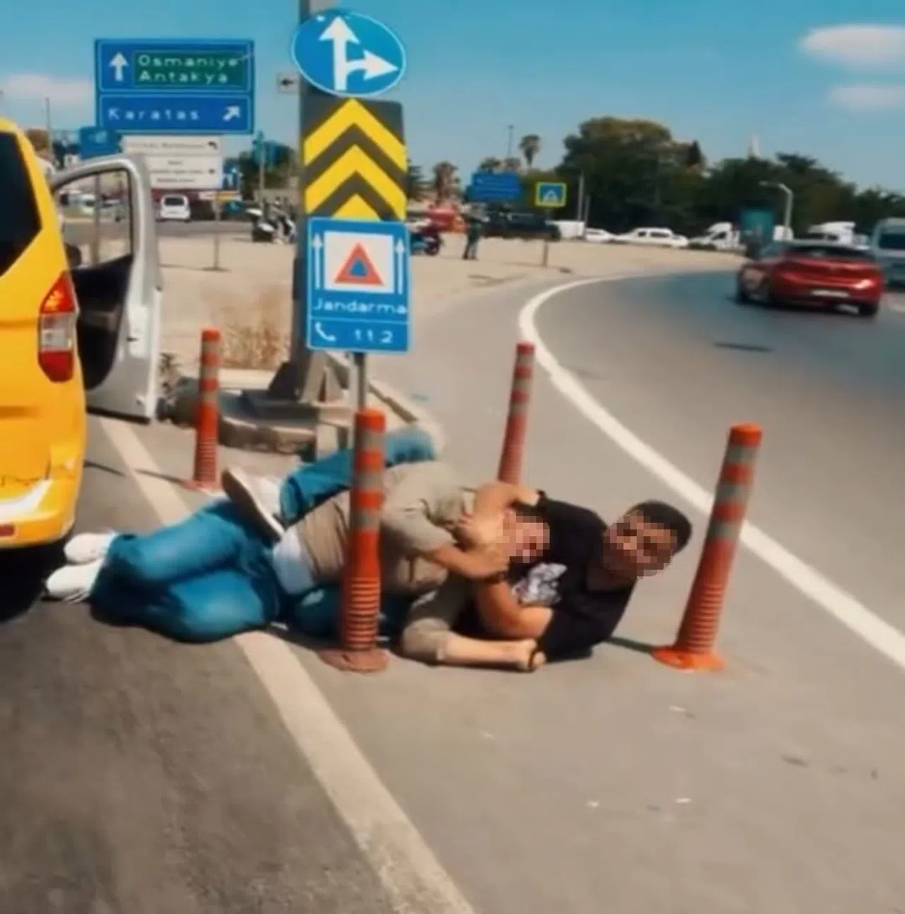 “Telefonu Vereceksin” Kavgası: Boğazını Sıkıp Yere Yatırdı