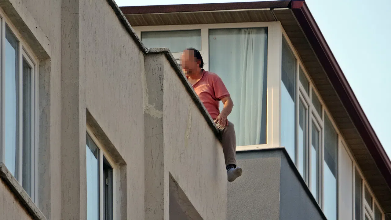 Eşinin Uzaklaştırma Kararına Sinirlenen Adam Çatıda Tehlike Saçtı