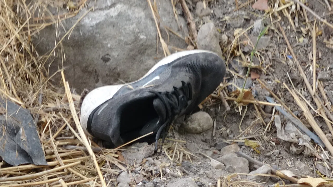 Dereye taş dökerken devrilen traktörün altında kaldı, cansız bedeni 1 saat sonra bulundu