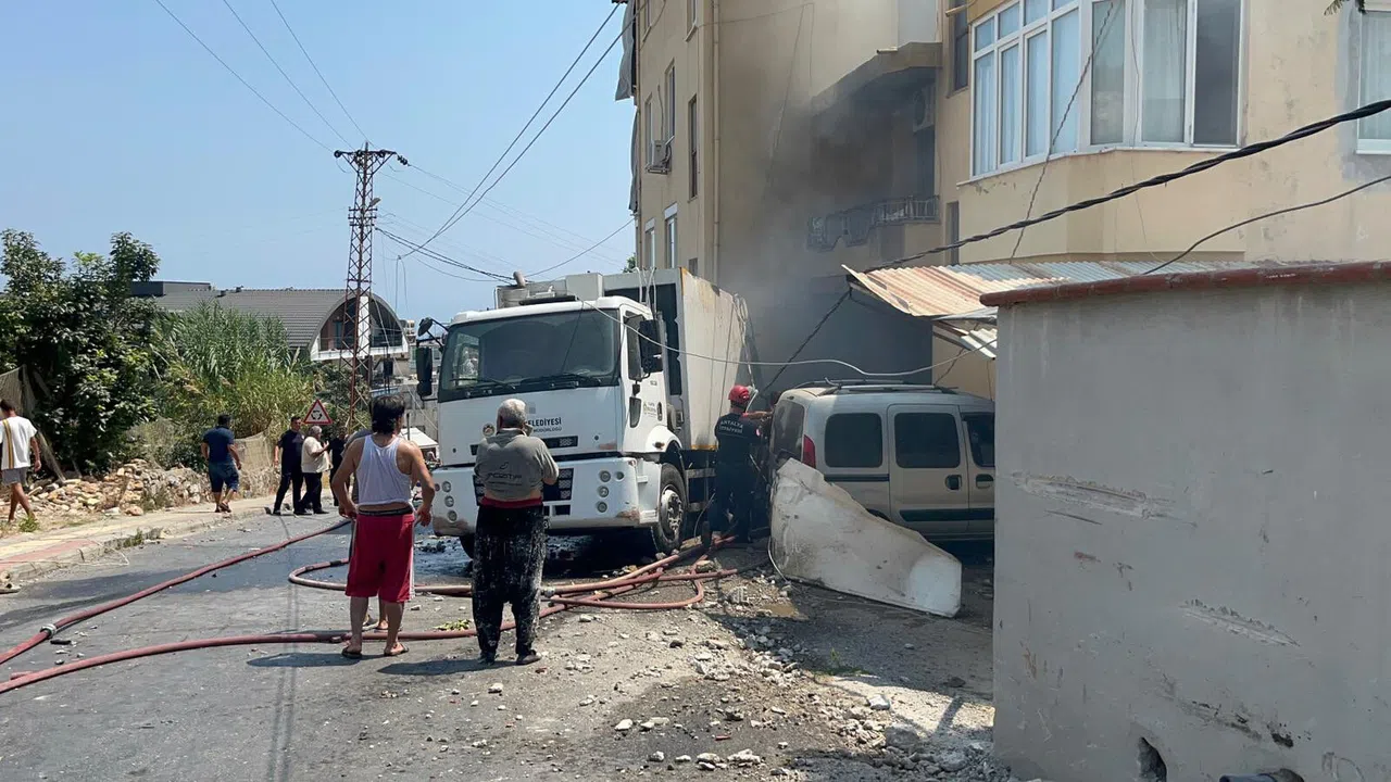 Freni Boşalan Çöp Kamyonu 2 Aracı Ezdi