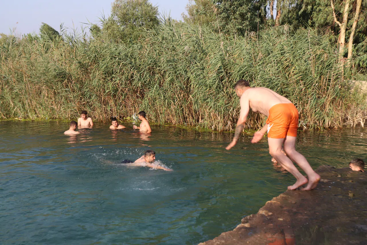 Gençler Bunaltan Sıcakta Gölette Serinledi