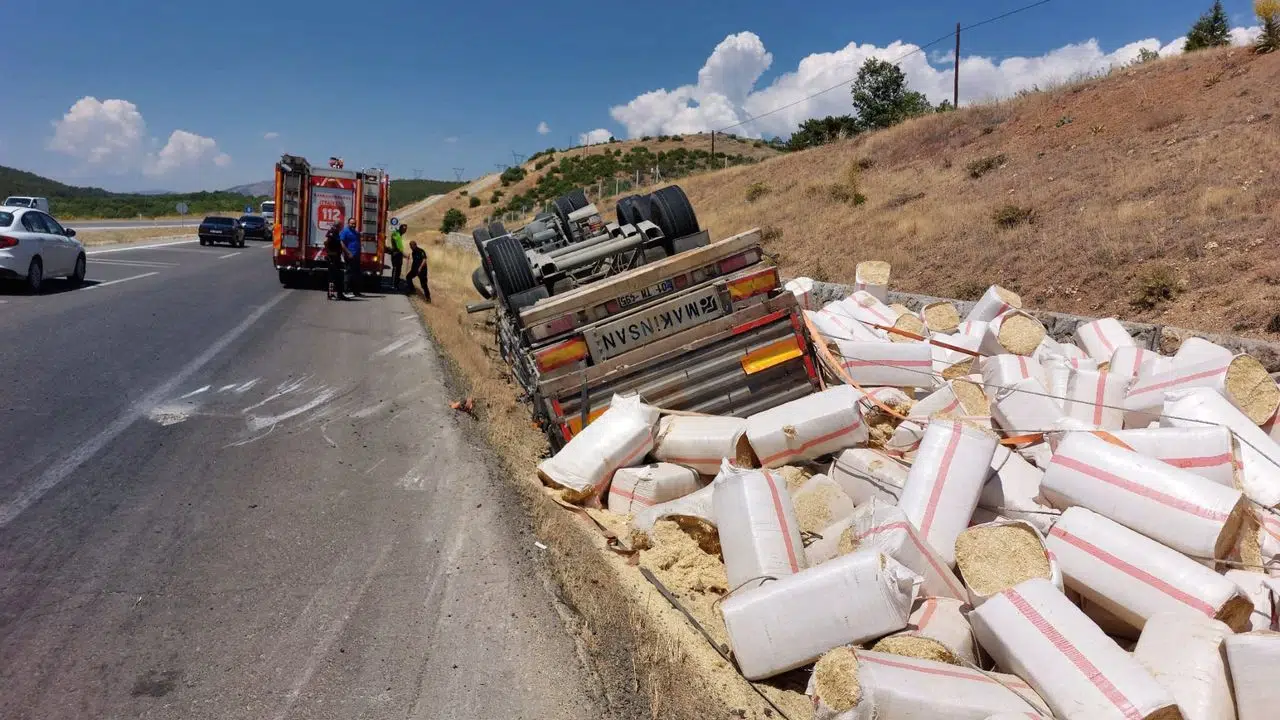 Göksun-Elbistan Yolunda Kaza: Saman Yüklü Tır Devrildi, Sürücü Yaralandı