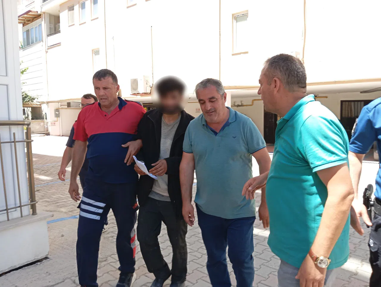 "İntiharkolik Hasan" Yine Sahnede: 200'den Fazla Kez Çatıya Çıktı, Para Alıp İndi