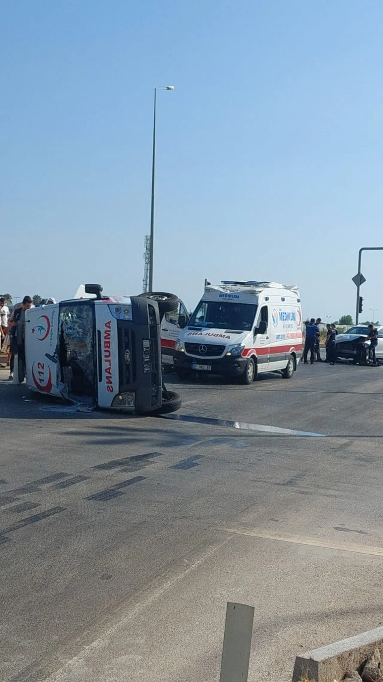 Hasta Taşıyan Ambulans Kaza Yaptı, 2 Sağlık Görevlisi Yaralandı