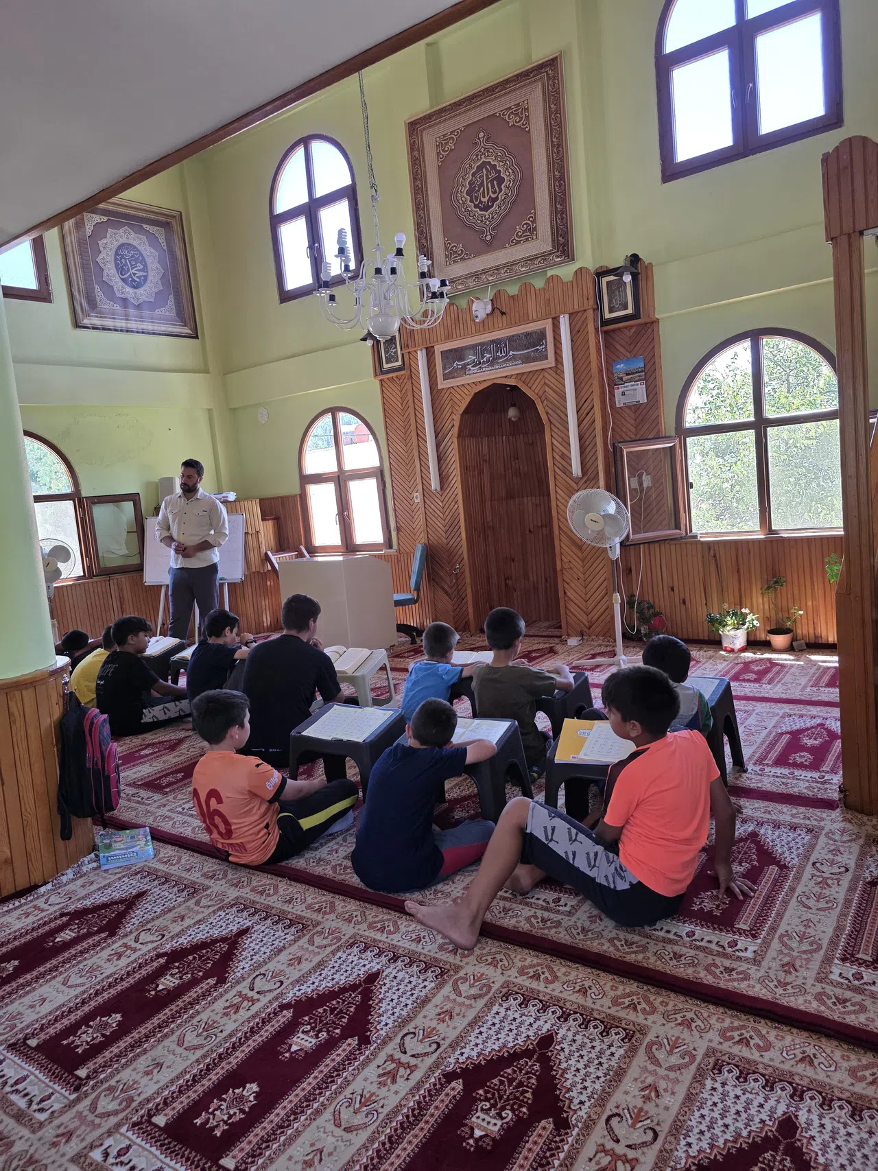 Hem Çocukların Gönlünü Kazanıyor Hem De Kur-An Eğitimi Veriyor