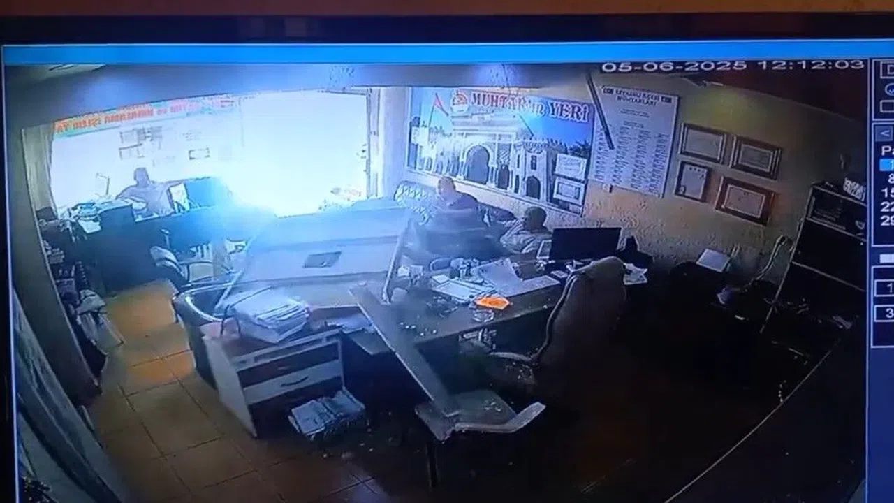 İş Yerinin Tavanının Çökmesiyle Neye Uğradıklarını Şaşırdılar