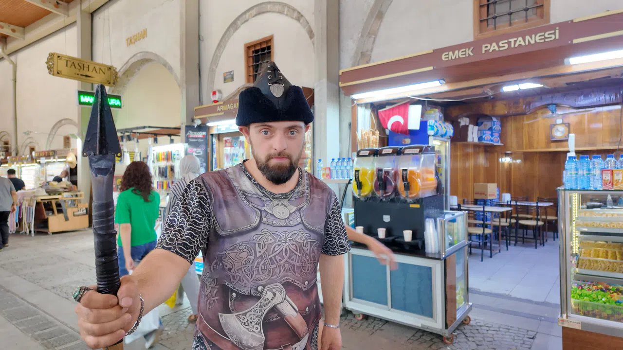 Kahramanmaraş Kapalı Çarşı’nın Alp’i: Down Sendromlu Emre