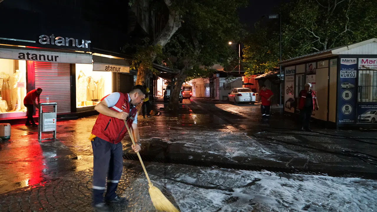 Kahramanmaraş’ta Asırlık Çarşı Köpüklü Su ile Temizlendi
