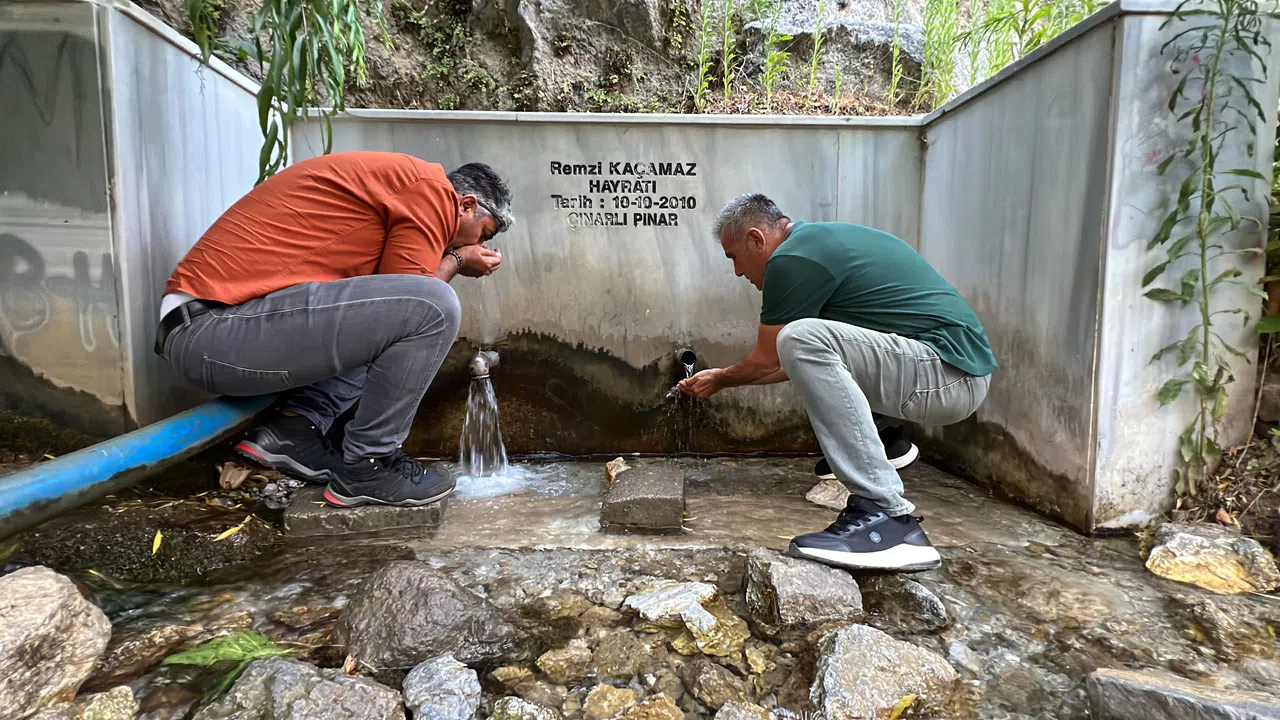 Kahramanmaraş’ta Dağdan Çıkan Su, Vatandaşı Serinletiyor