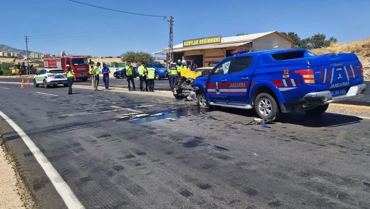 Kahramanmaraş’ta Jandarma Aracı ile Taksi Çarpıştı: 3 Kişi Yaralandı