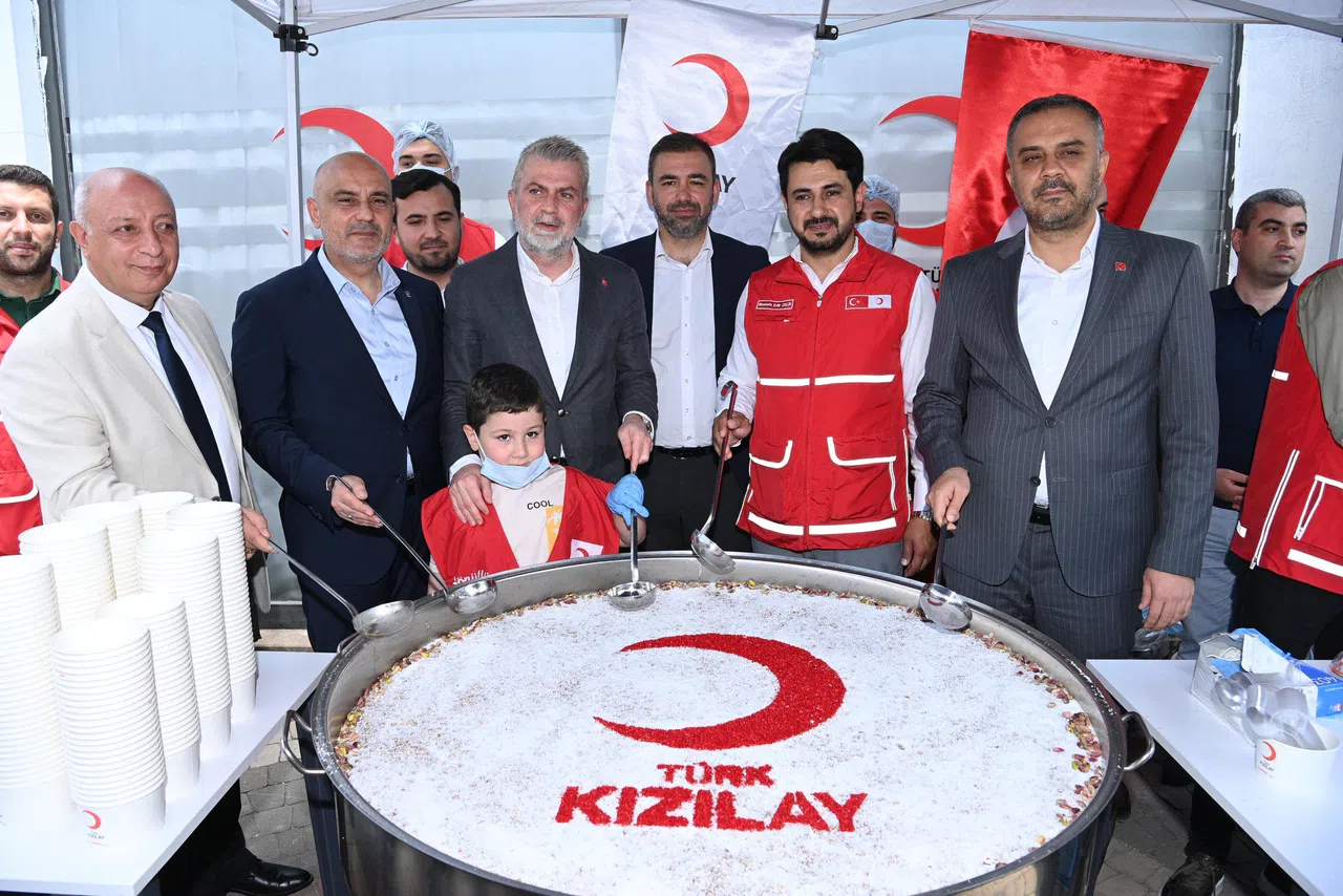 Kahramanmaraş’ta Kızılay’ın Aşure İkramına Ak Parti Destek Verdi