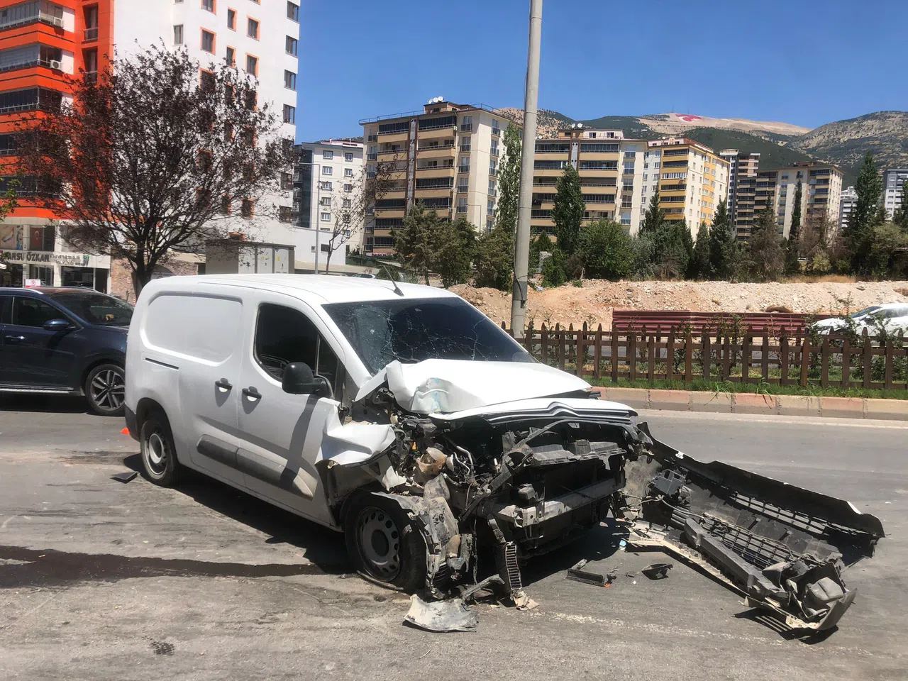 Kahramanmaraş’ta Trafik Kazası: Ticari Araç Halk Otobüsüne Çarptı