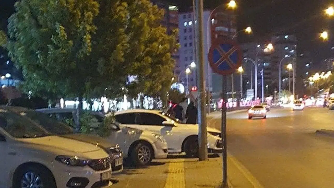 Kahramanmaraş’ta Kaldırımlar Araçlar Tarafından İşgal Ediliyor