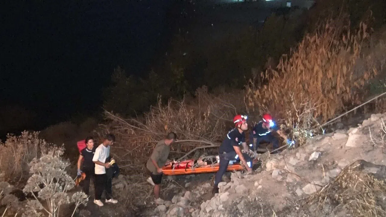 Karanlıkta Kayalıklardan Çıkmaya Çalıştı, Sonu Ambulansla Bitti