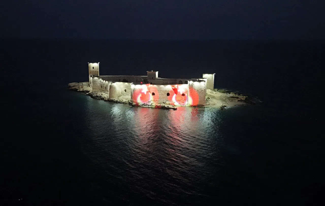 Kızkalesi 'Ay Yıldızla' Aydınlandı