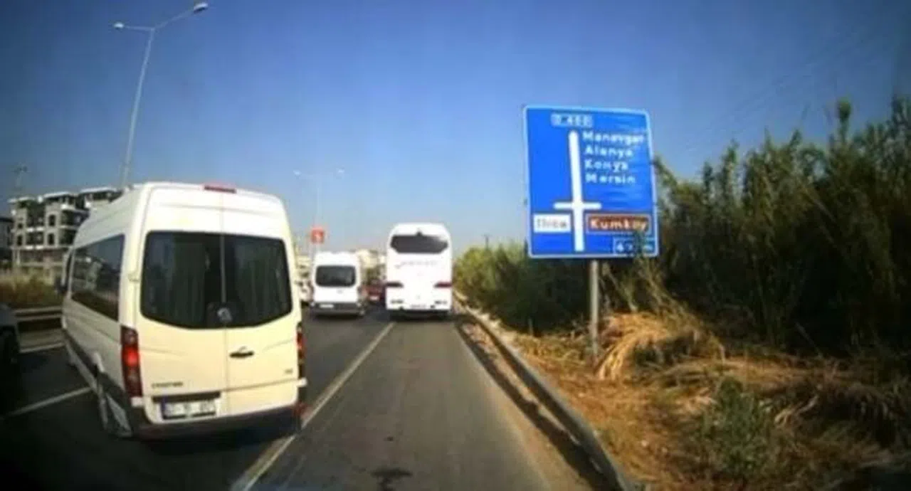 Kural Tanımayan Sürücüler Ambulansa Geçit Vermedi