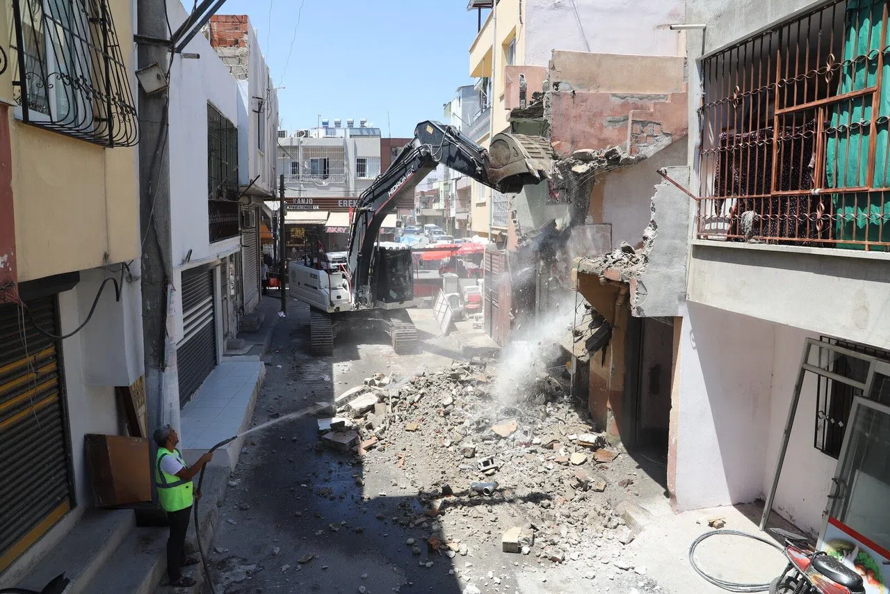 Metruk Yapılar Tek Tek Yıkılıyor