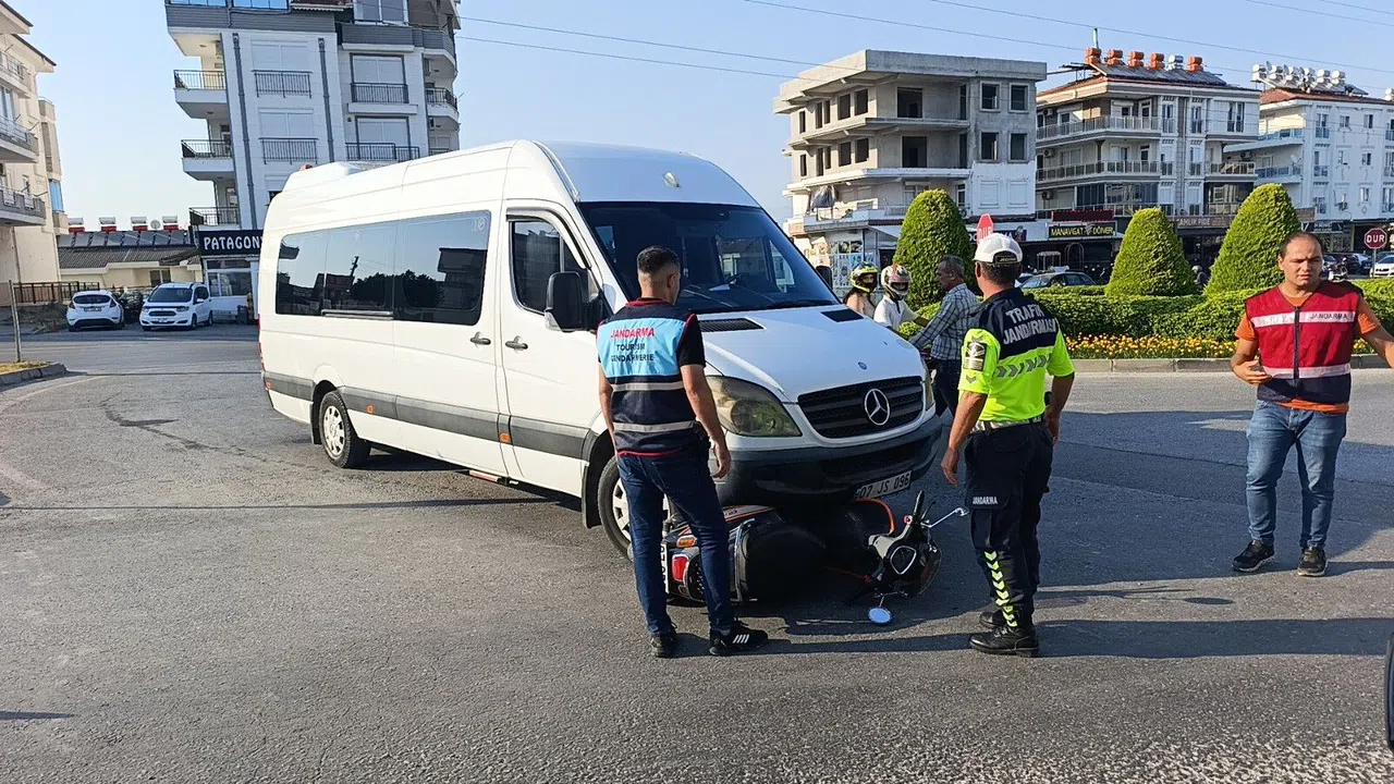 Minibüsün Altında Kalmaktan Kıl Payı Kurtuldu