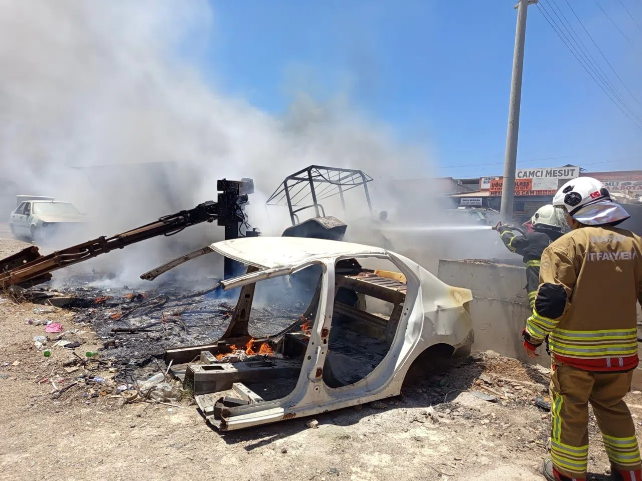 Sanayide Çıkan Yangında Otomobil Ve Traktör Alevlere Teslim Oldu