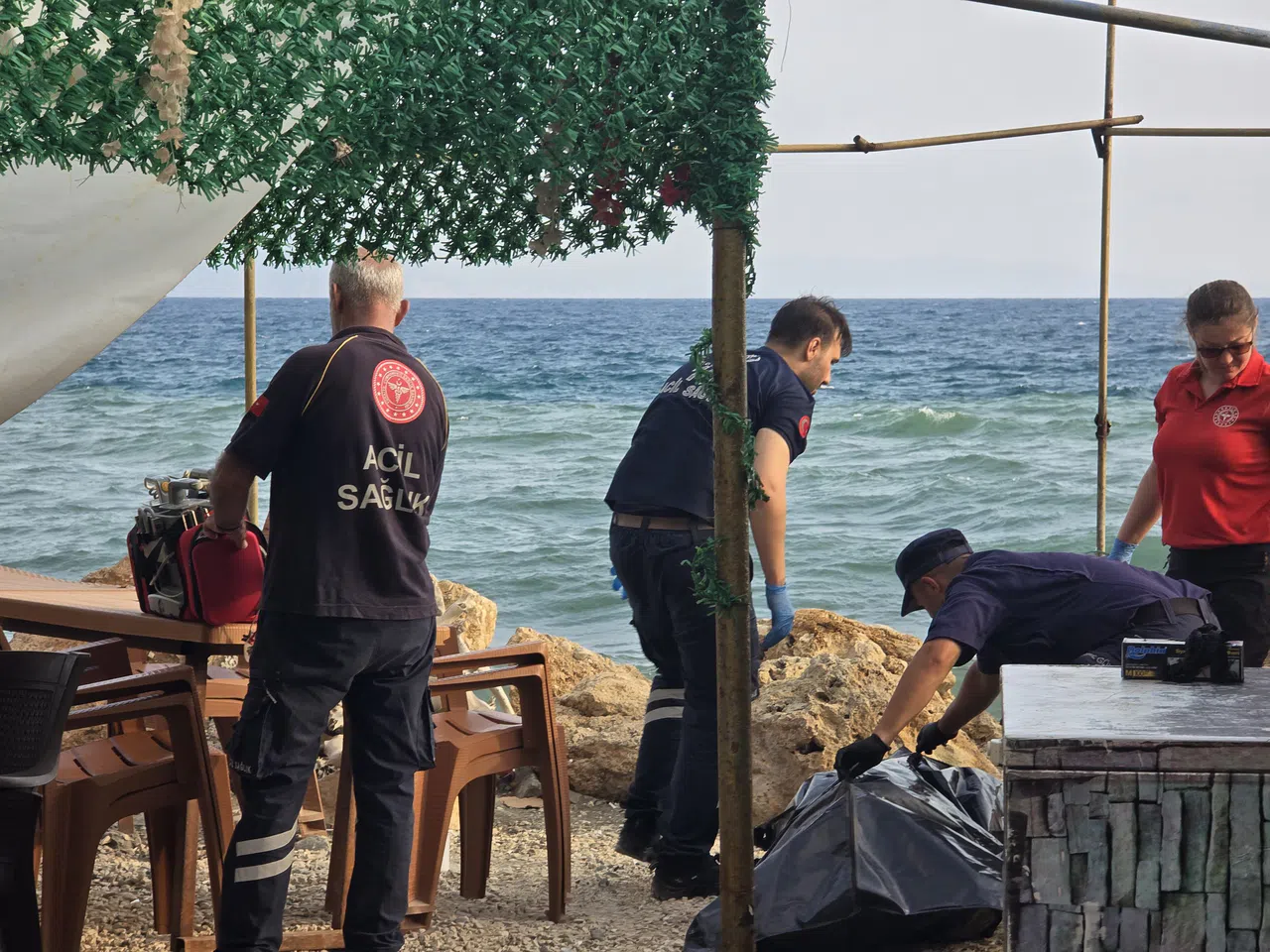 Serinlemek İstemişti, Cansız Bedeni Kayalıklara Vurdu