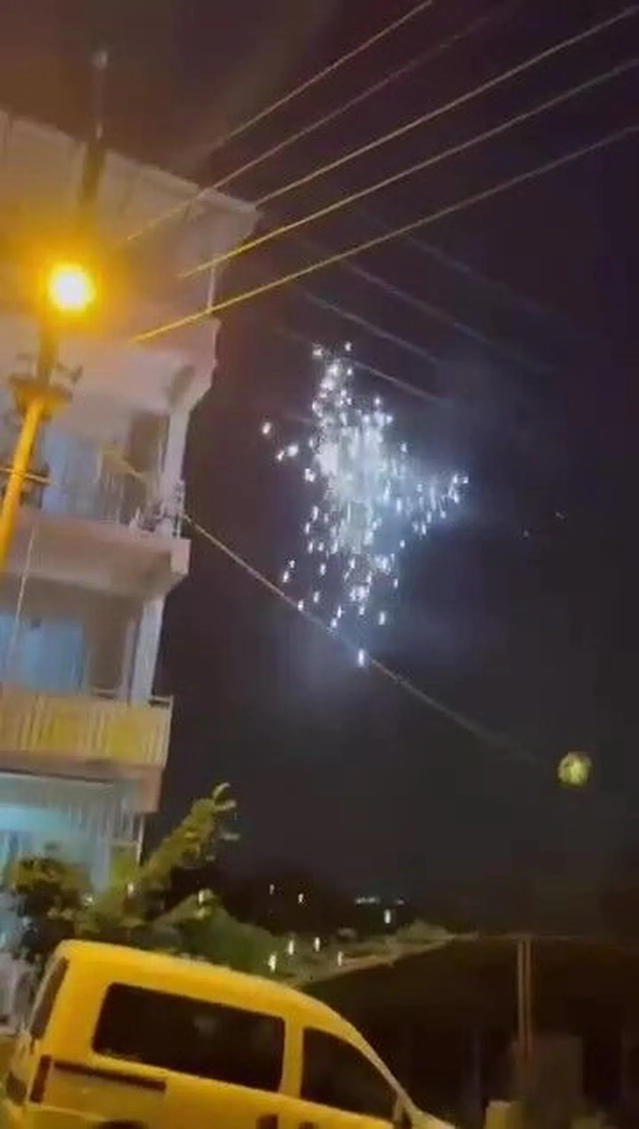 Sıcak Havanın Etkisiyle Patlama Yaşanan Elektrik Telleri Korkuttu