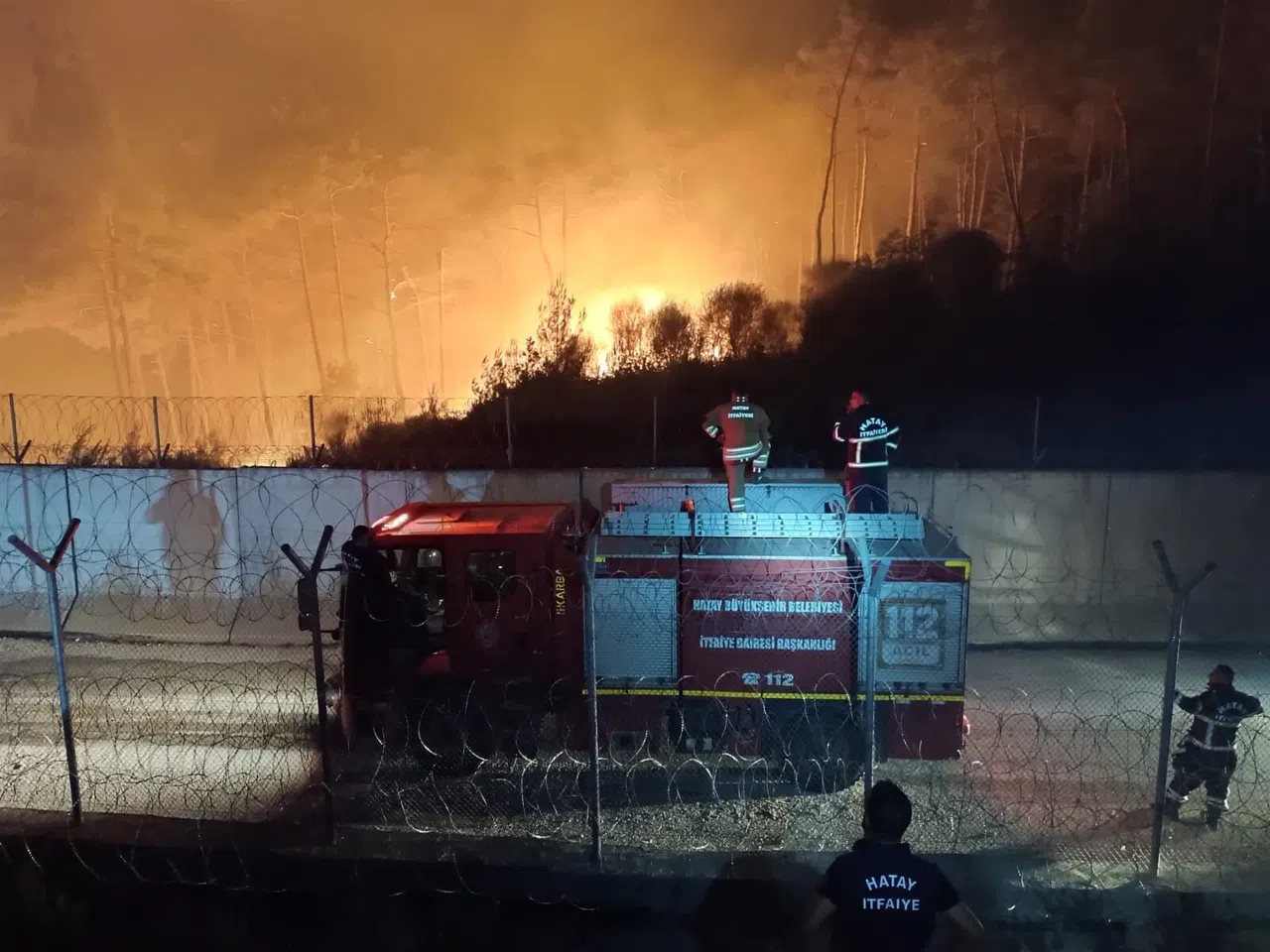 Sınırda Alevlerle Mücadele Gece de Devam Ediyor