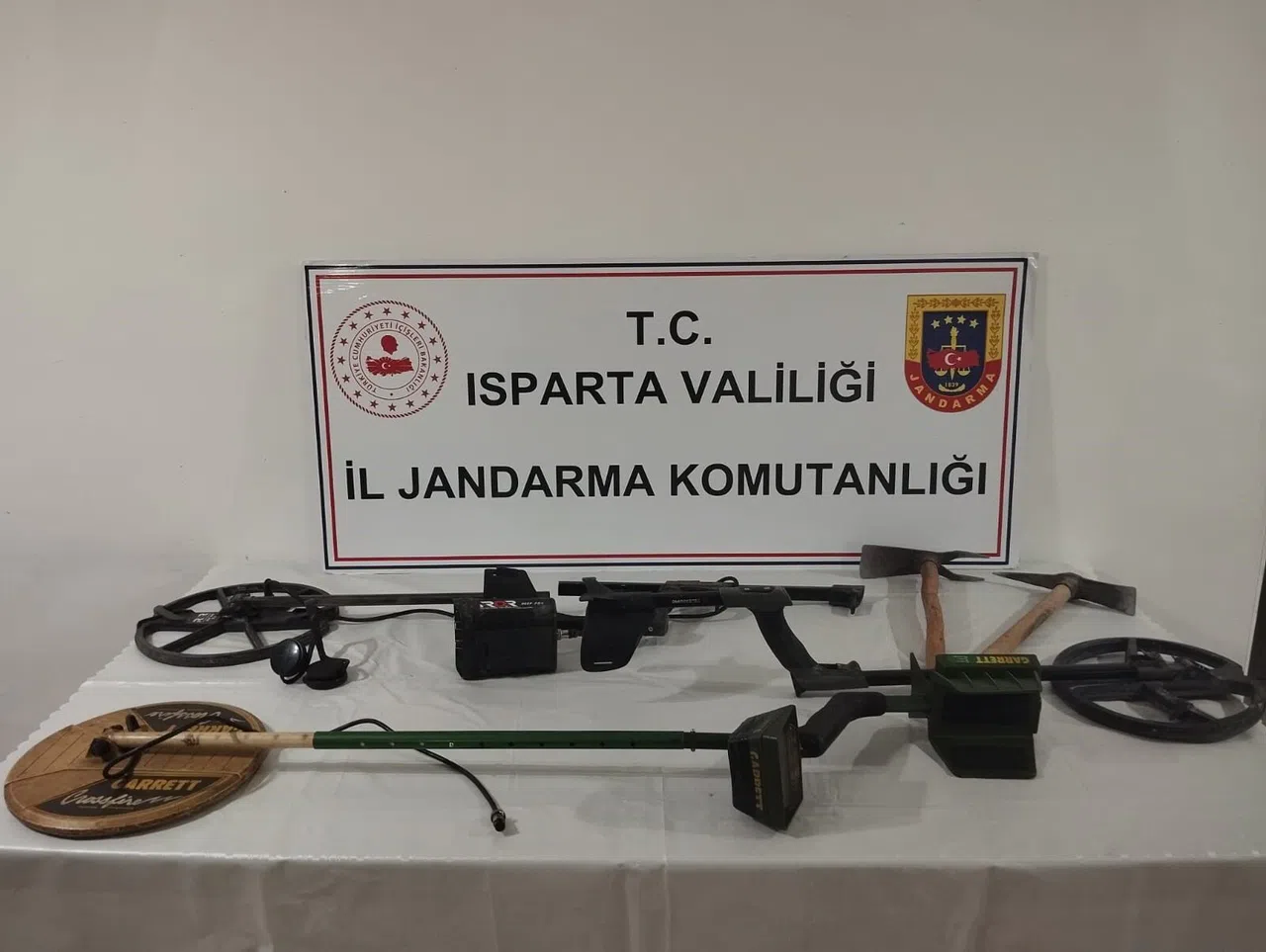 Şüphelenilen 4 Kişiden Kazma ve Dedektörler Ele Geçirildi