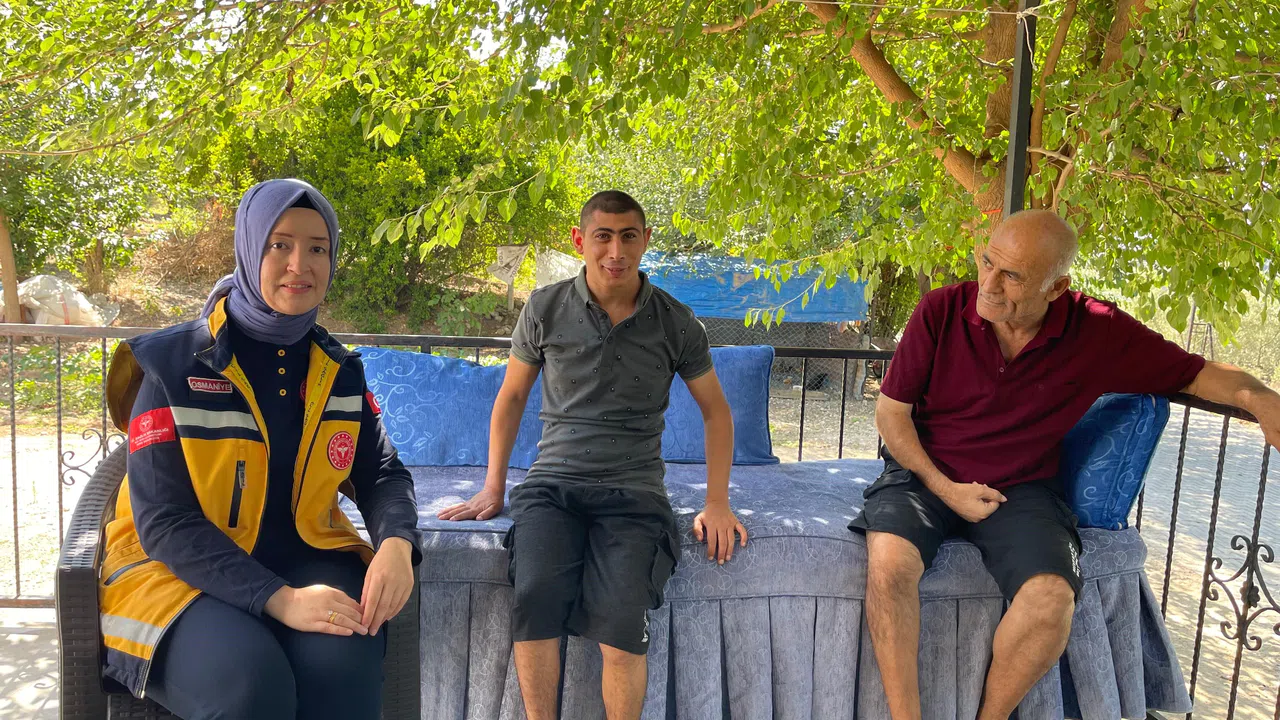 Telefonda Engelli Bireyin Hayatını Kurtaran 112 Personeli Aileyi Ziyaret Etti