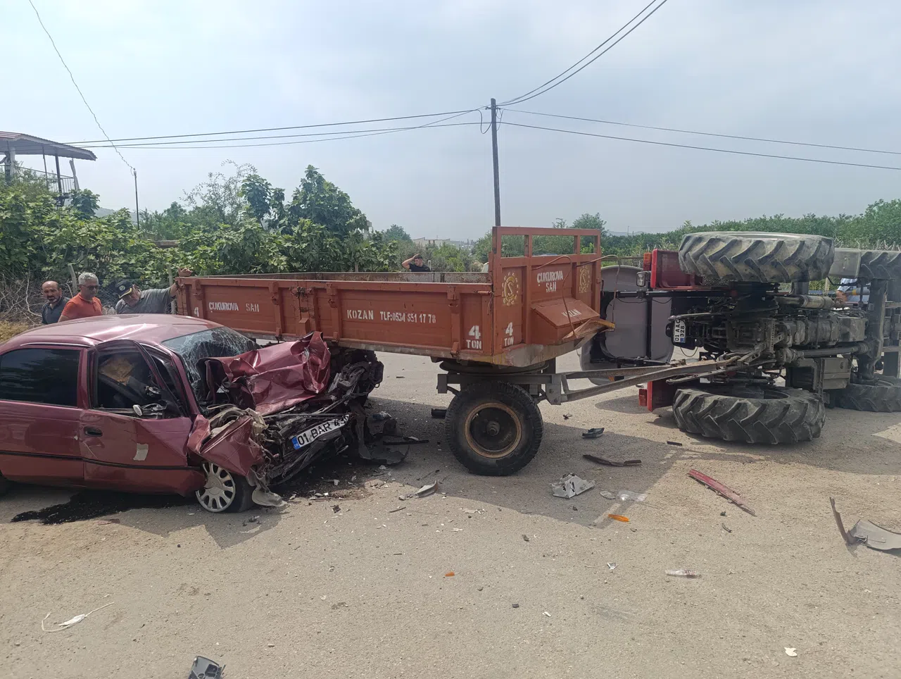 Otomobil Traktöre Çarptı: 2 Sürücü Yaralandı