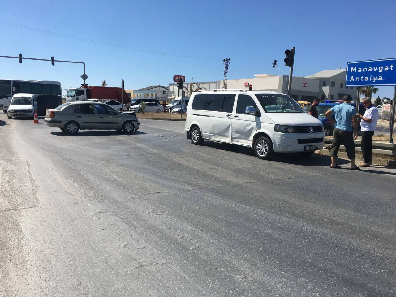 Tur Aracı İle Otomobil Çarpıştı: 2 Çocuk Yaralandı