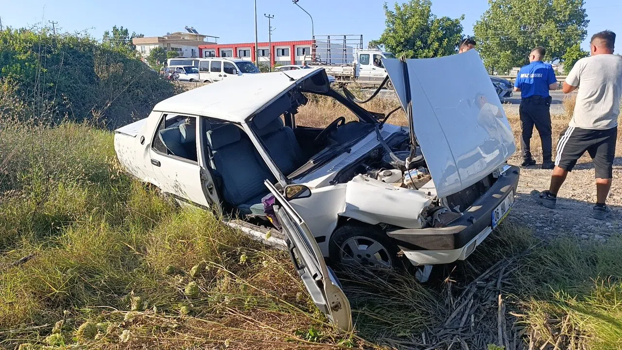 Tur Midibüsüyle Çarpışan Tofaş Hurdaya Döndü