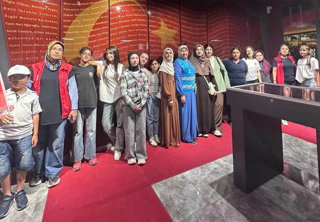 Üniversite Öğrencileri Şehit Ömer Halisdemir'in Kabrinde Dua Etti