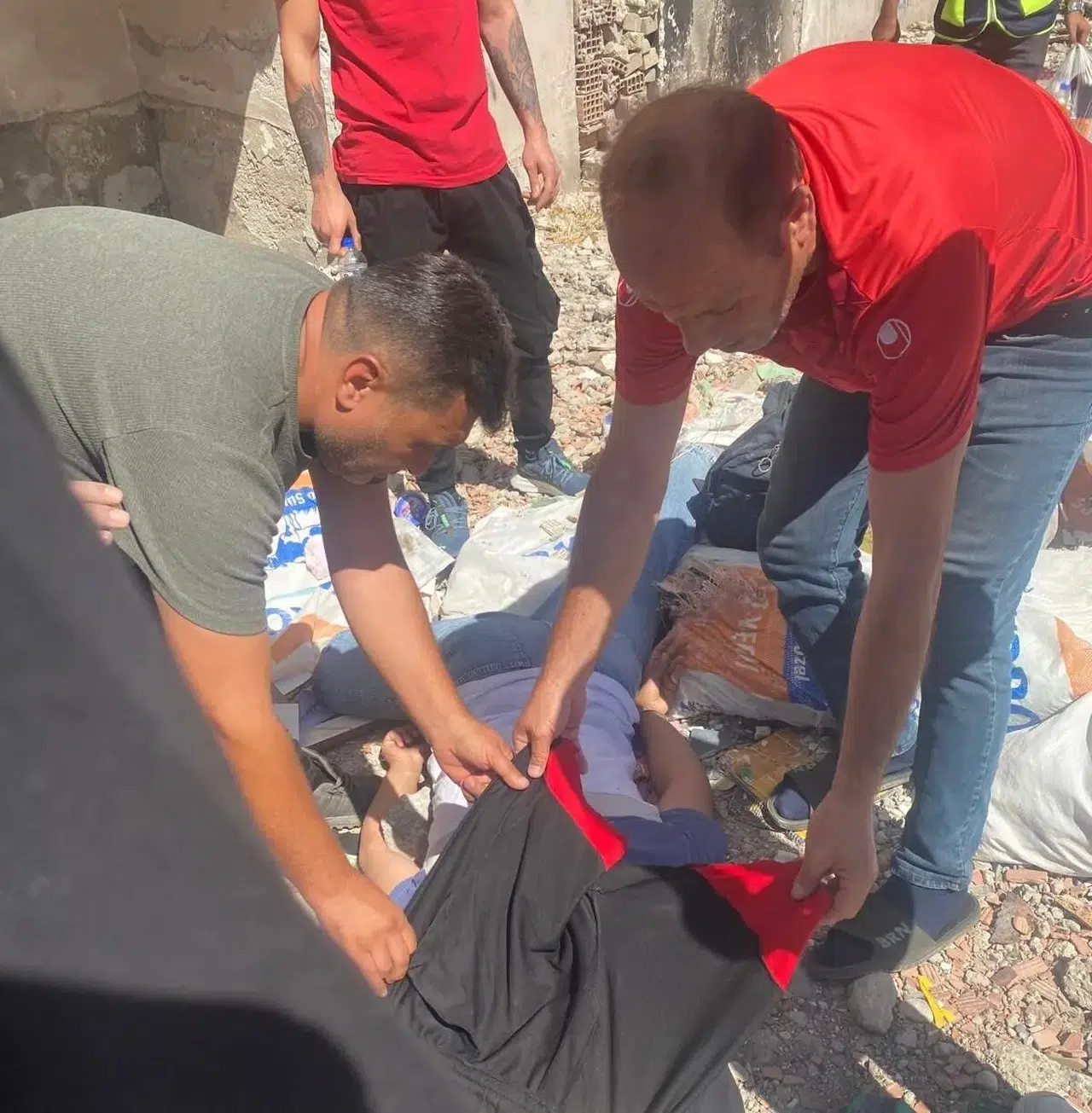 Kahramanmaraş’ta Binanın Molozları 16 Yaşındaki Gencin Üzerine Düştü!